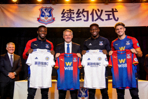 英超俱乐部锋线球员续约仪式上手持球衣的合影